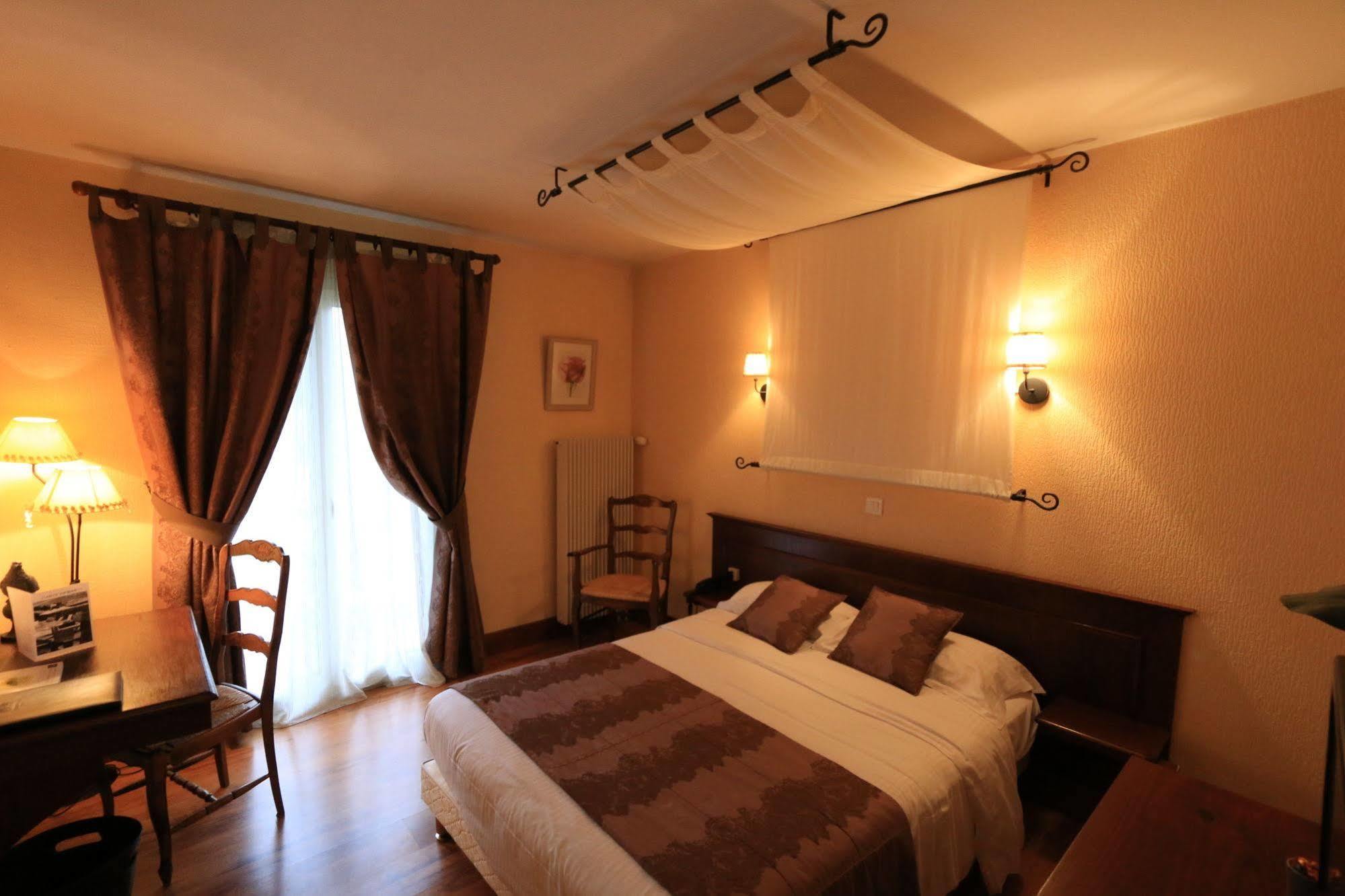 Logis Hotel Le Petit Casset La Boisse エクステリア 写真
